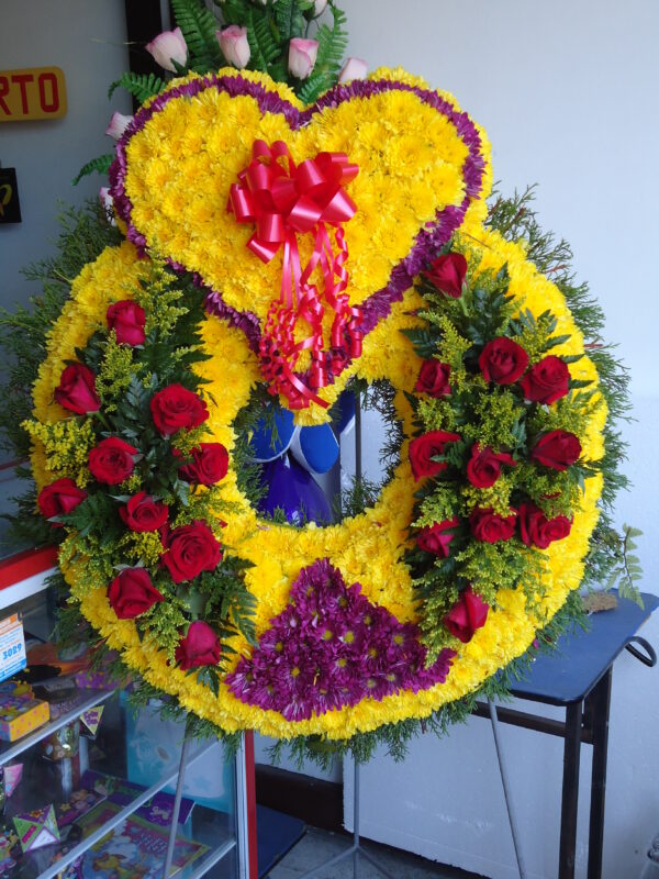 CORONA DOBLE APLIQUE EN ROSAS ROJAS CON RELIEVE EN FORMA DE CORAZÓN DESDE